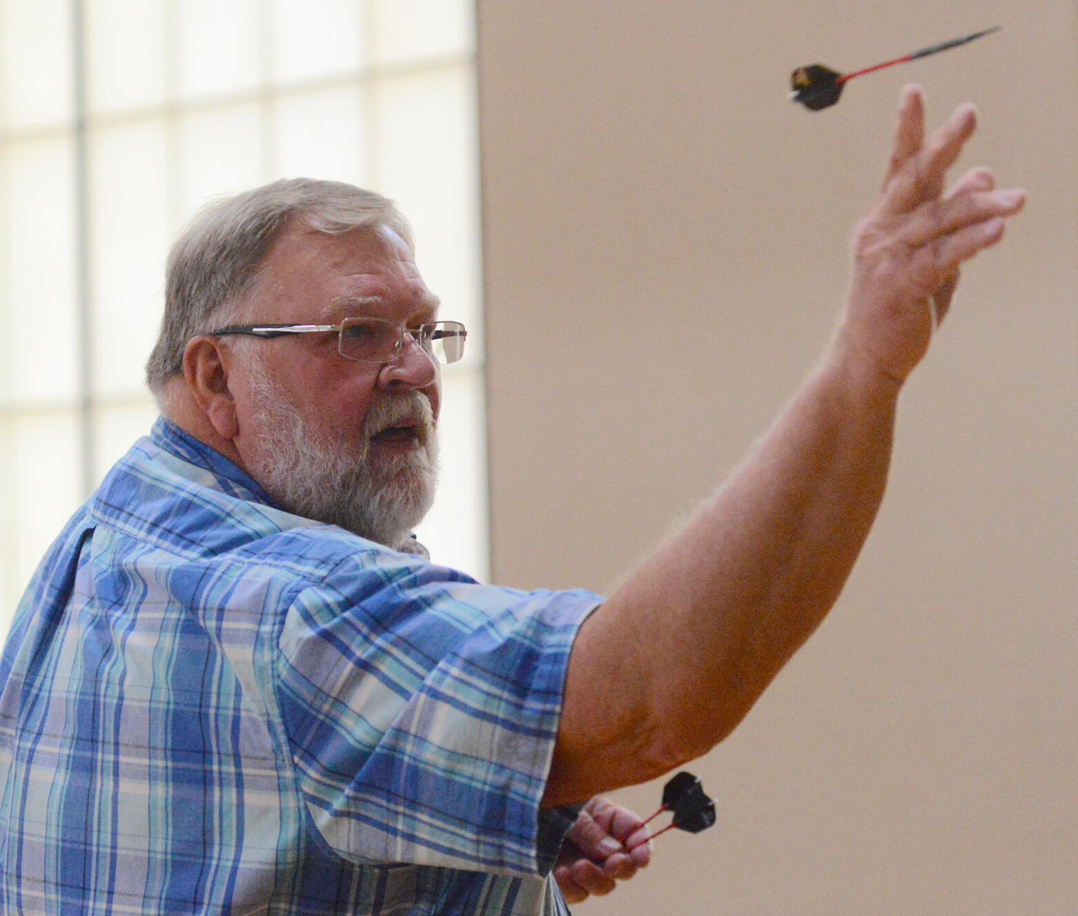 Steve Williams throws a dart